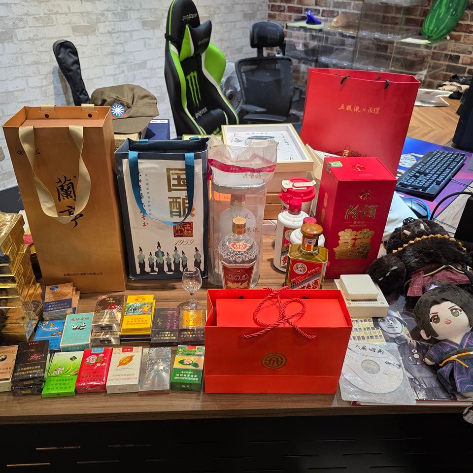 館長在臉書秀出中國行「十分之一」戰利品。（翻攝飆捍臉書粉專）