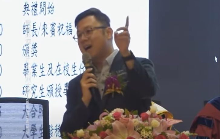 台中數發局長畢典大唱洗腦歌 嗨用中國〈大展鴻圖〉當祝福