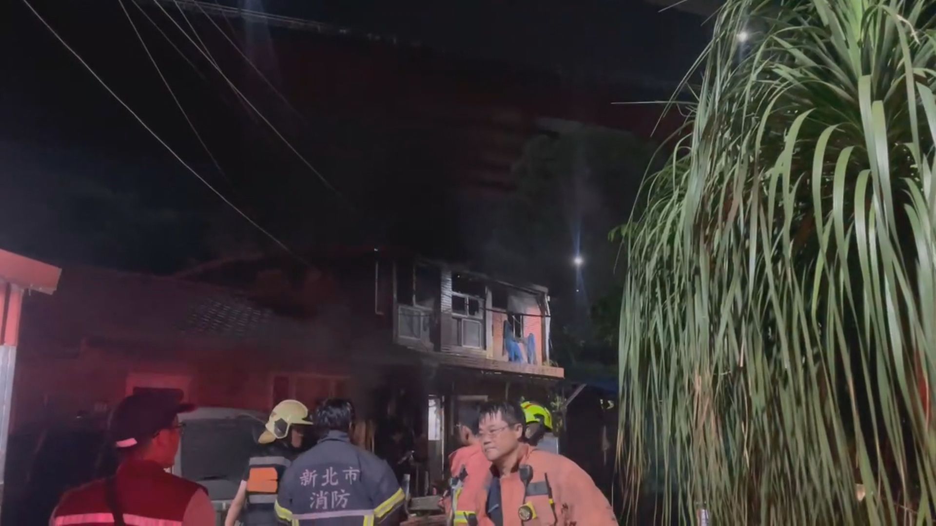 淡水鐵皮屋火警1死1傷　2男開贓車落跑疑「開毒趴」釀禍
