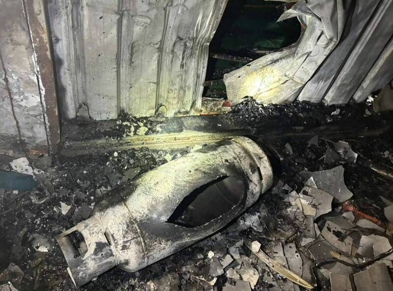 死者身旁的瓦斯桶爆裂，疑為起火原因。（翻攝畫面）