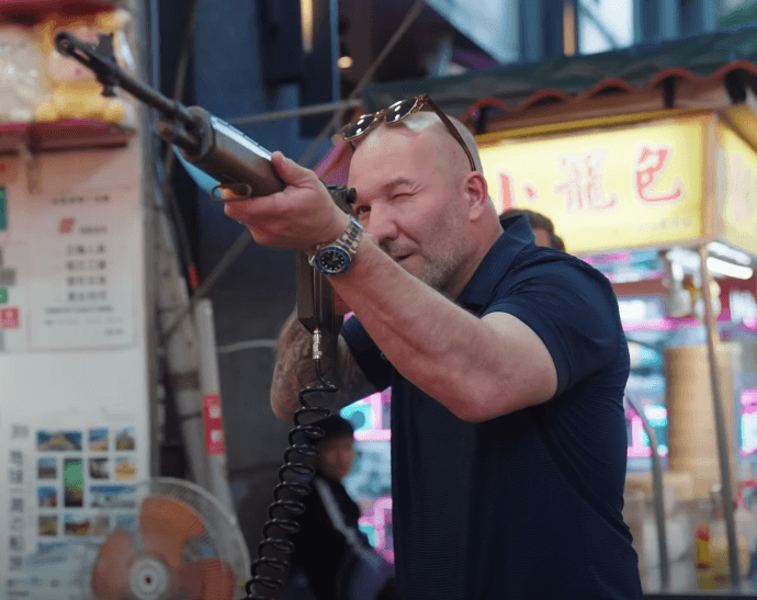 來台專訪蕭美琴　海豹部隊、CIA退役主持人饒河射氣球引熱議