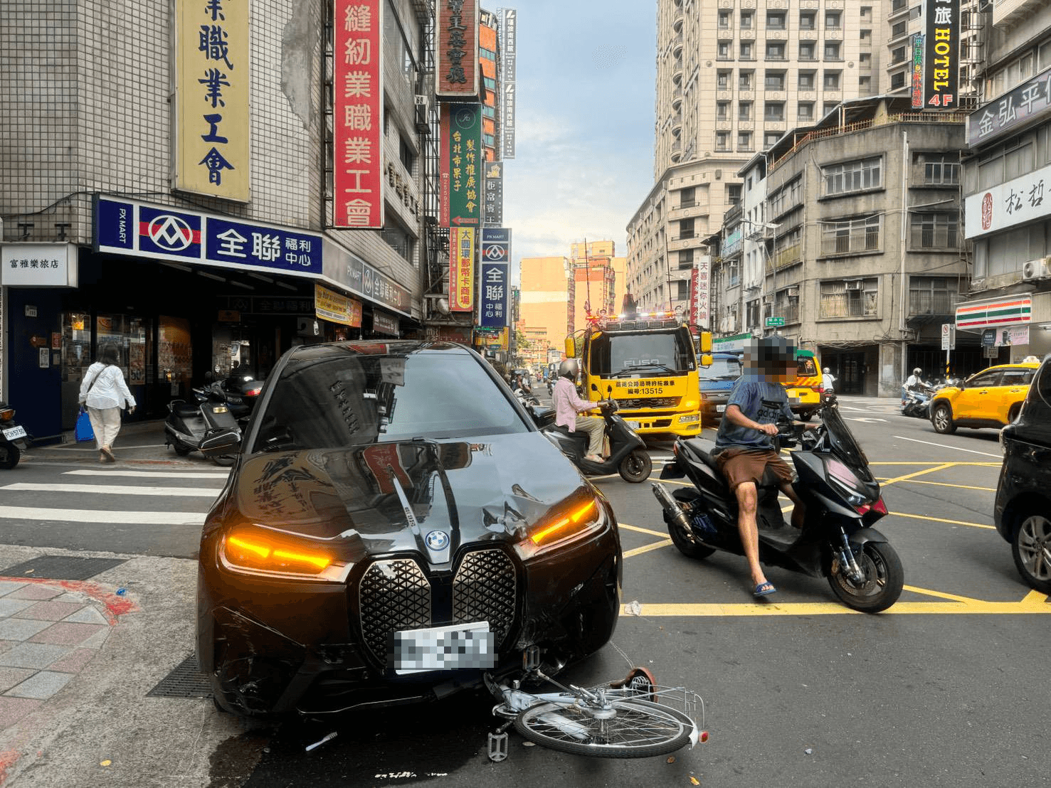 北市74歲翁開車暴衝毀16輛機車、腳踏車　1行人受傷送醫