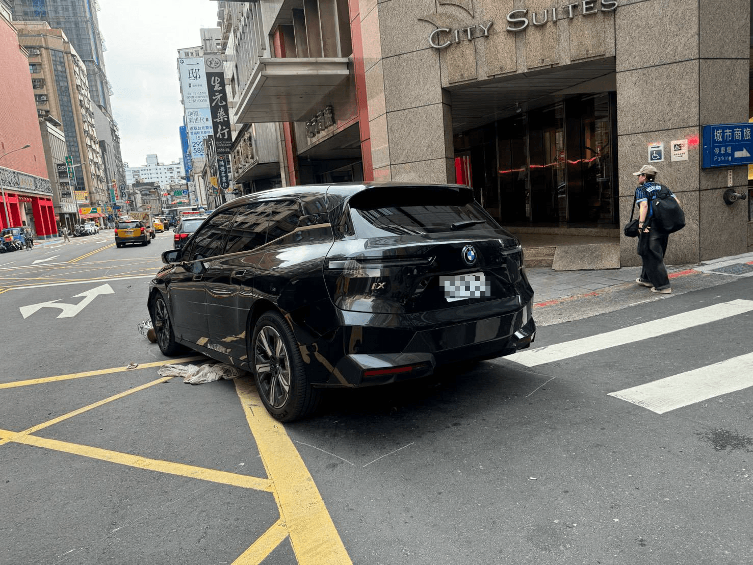 曾男駕車時不慎撞上路邊12輛機車和4輛腳踏車。