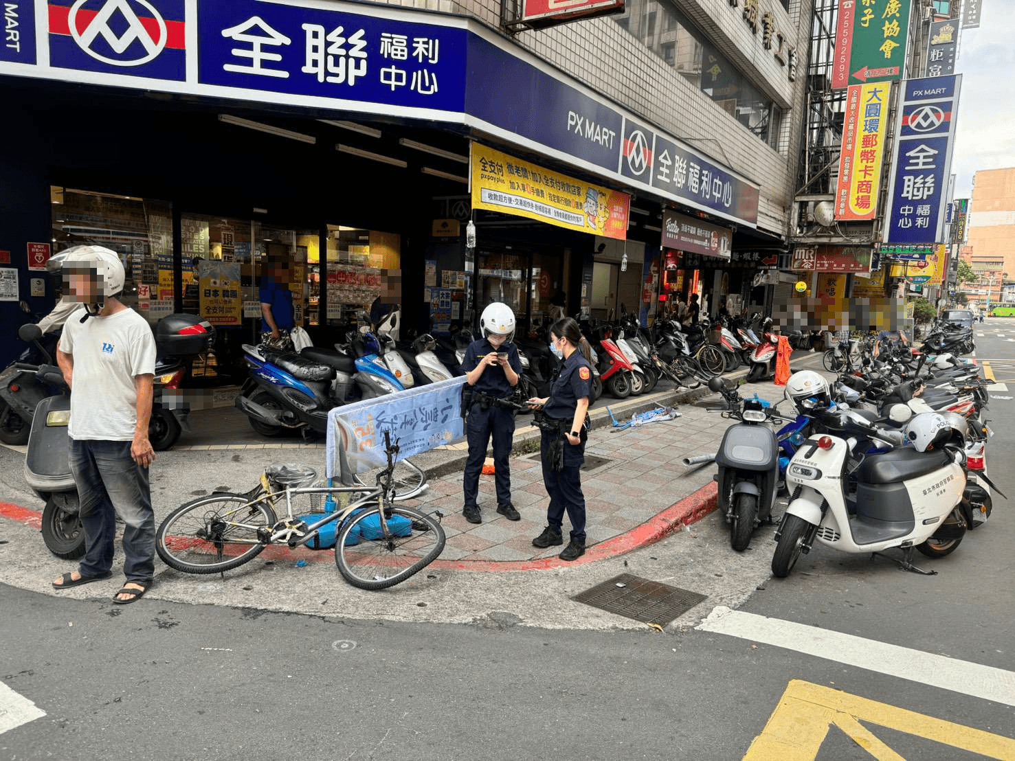 警方獲報後到場，路口轉角處可見腳踏車遭撞擊倒地。（翻攝畫面）