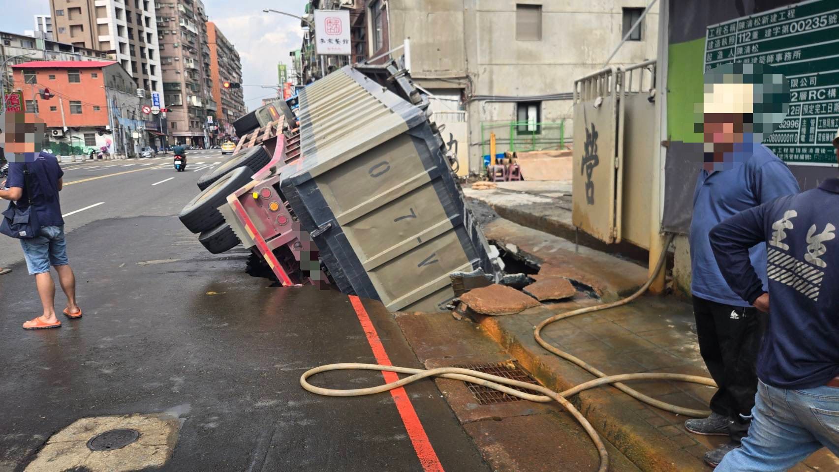 新北三重工地路面突塌陷 砂石車掉坑「未申請施工證遭舉發」