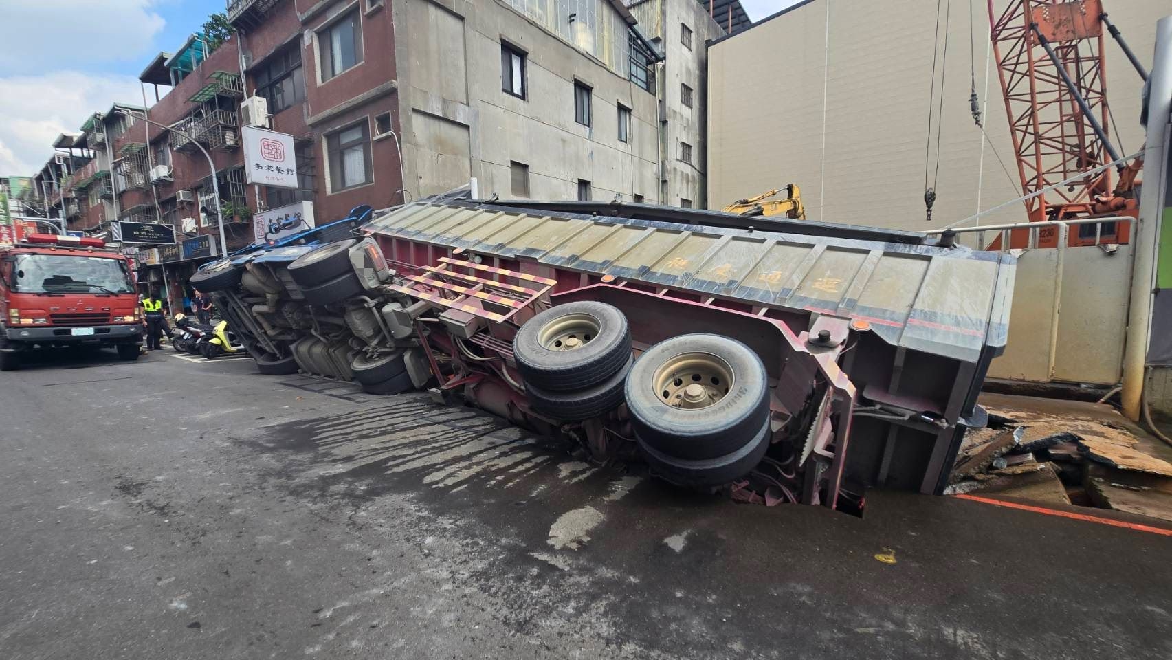 砂石車掉坑翻覆，後續將因違規進入管制區遭罰。