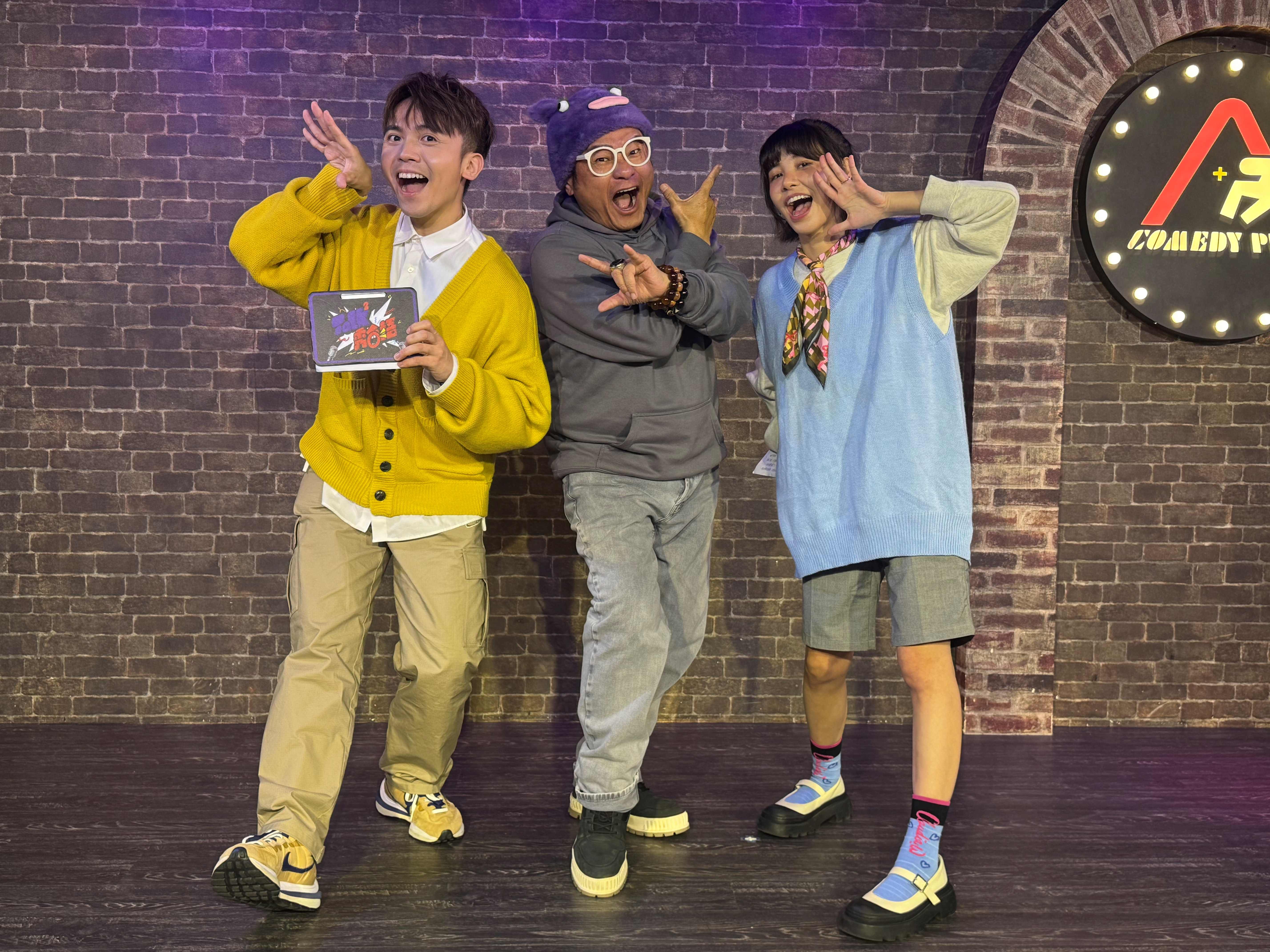 《Talk Talk秀台語-全民練喙花》由評審長許效舜（中），以及第一季評審黃豪平（左）、劉宇珊（右）共同主持。