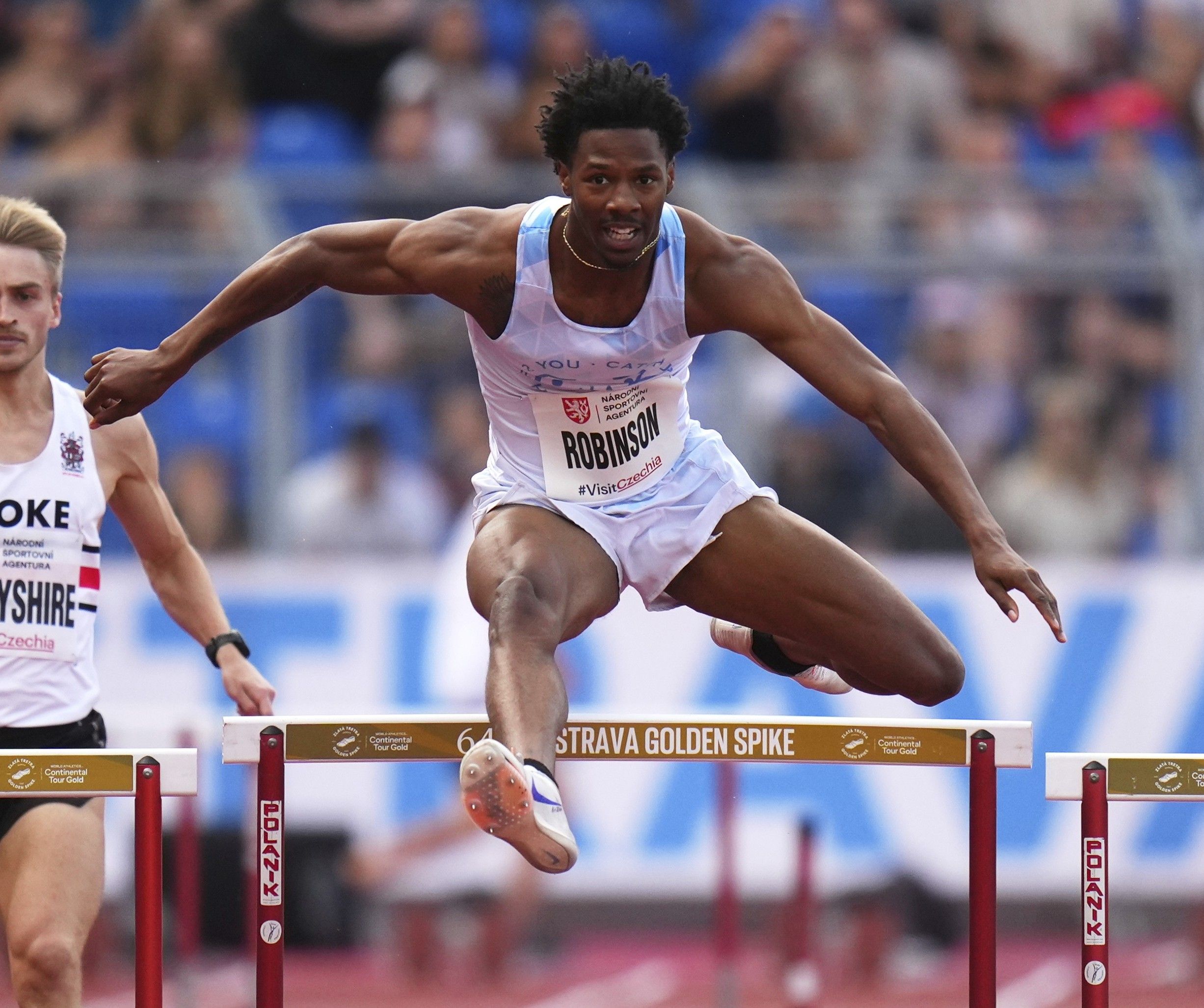 24歲田徑選手走光「巨龍竄出」邊跑邊遮 翻筋斗奪金首發聲