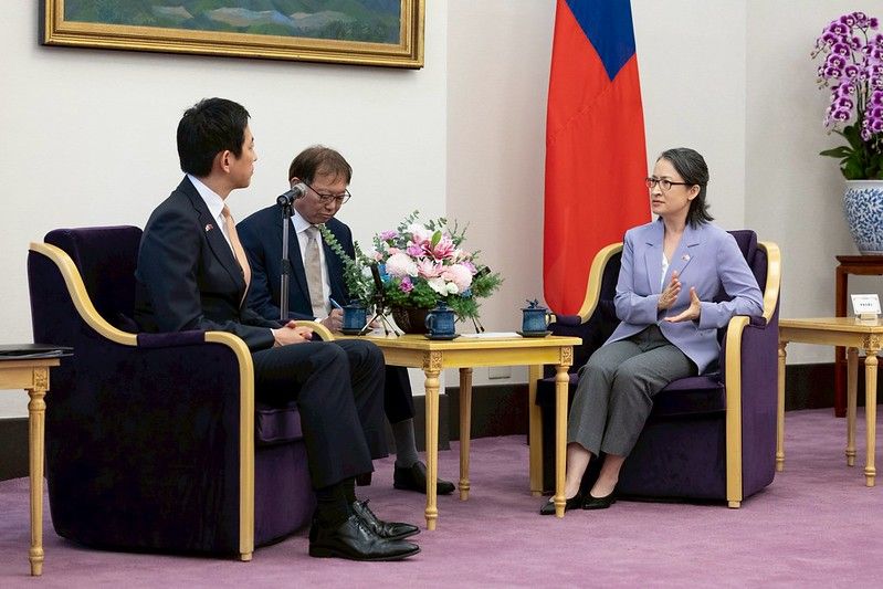 蕭美琴出訪捷克遭中國跟車 沈伯洋批馬英九赴中「喊統一」傷國格