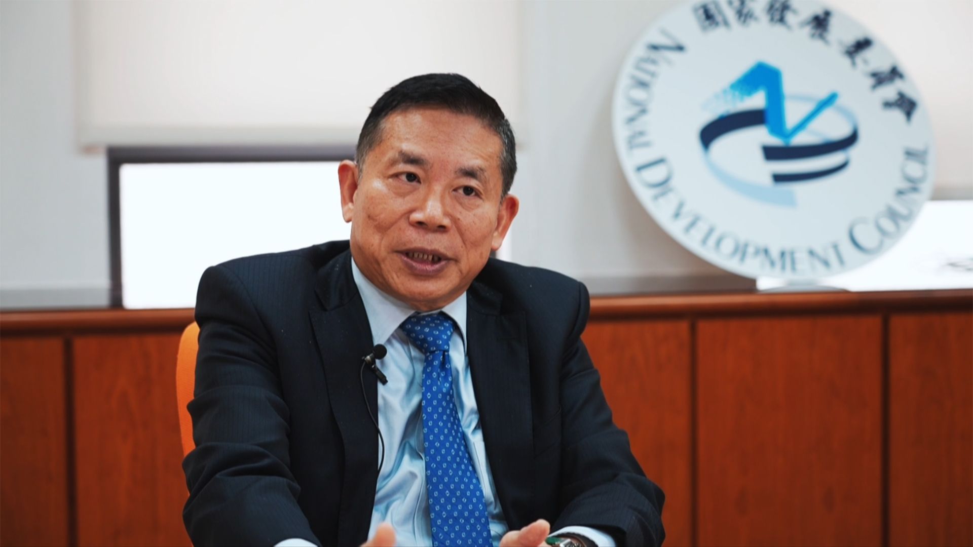 國發會主委劉鏡清直言，青年培力工作站不能只停留在”接觸人”找人回來，必須要有量化績效。國發會2025年新設補助門檻，青培站要補助得先端出”百萬產值績效”。