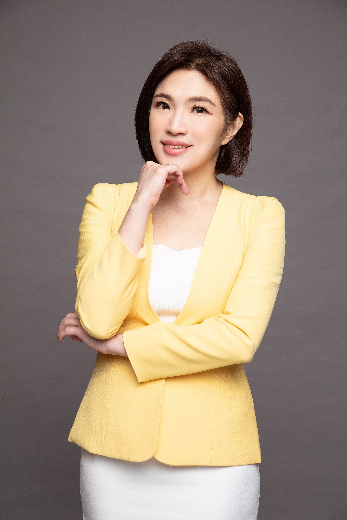 鏡新聞全新型態、全新時段焦點時事訪談節目《有話鏡來講》，由吳安琪擔任主持人。