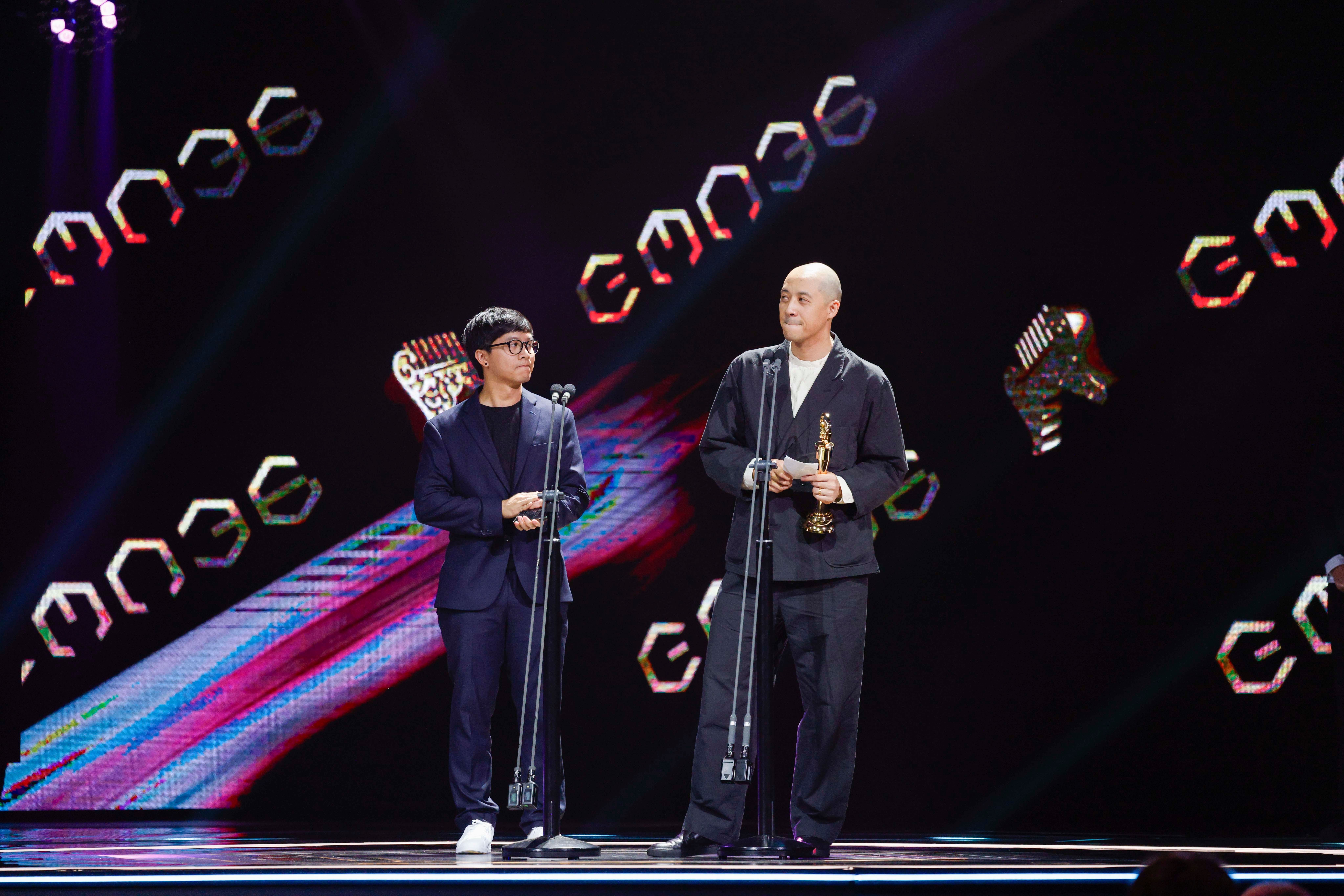 方大同遺作抱回最佳作曲人獎，由混音師上台代為領獎。（台視提供）