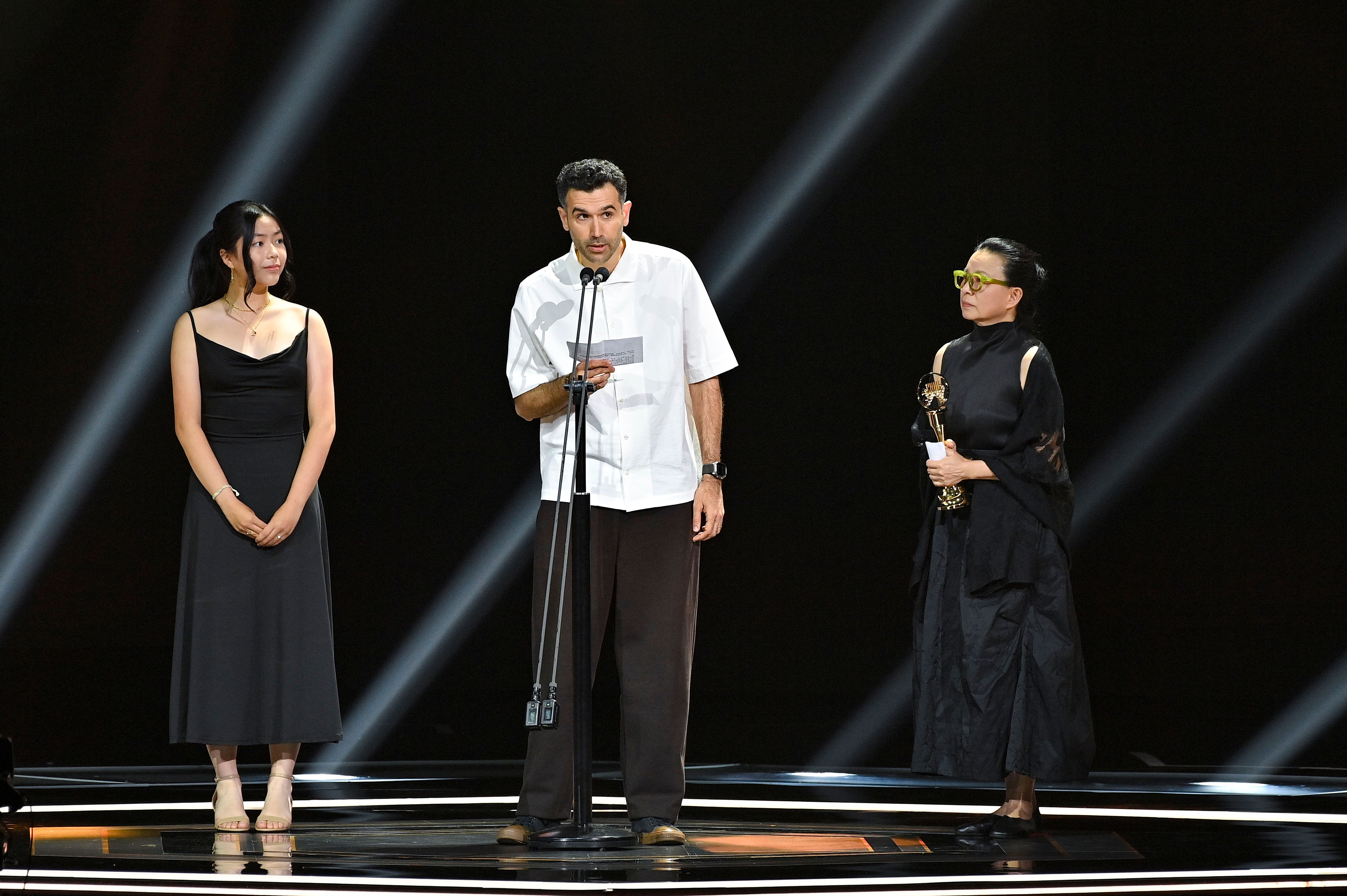 方大同同時獲得評審獎，由方大同信託基金會3位好友上台代領獎。（台視提供）