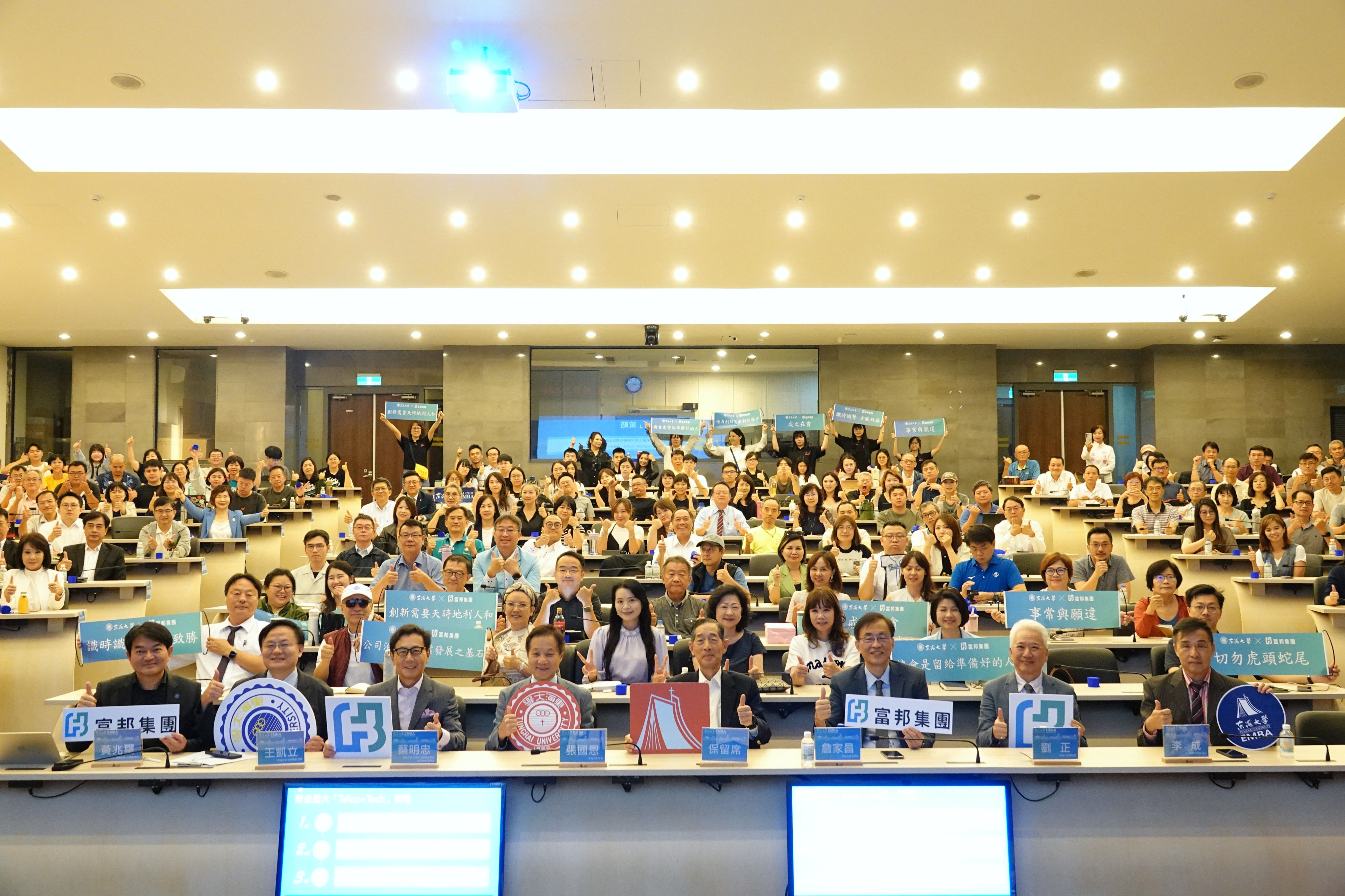 防疫保單事件更是蔡明忠「戒之在貪」與「化危機為轉機」的重要經驗。（東海大學提供）