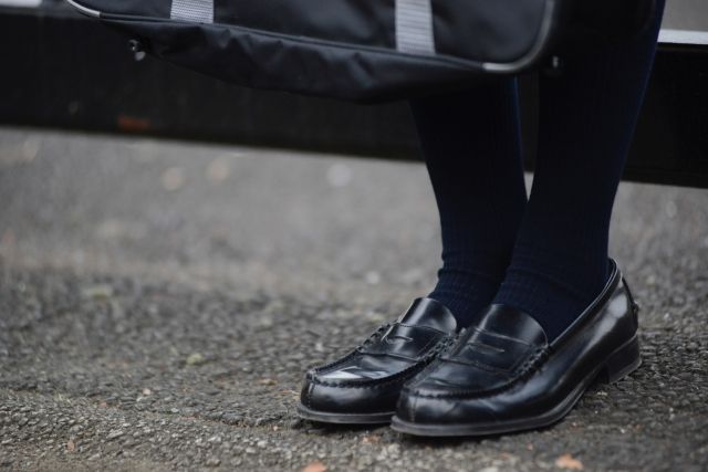 男「鞋挖洞藏針孔」夜市偷拍2女童裙底　當場遭逮判刑3年6月