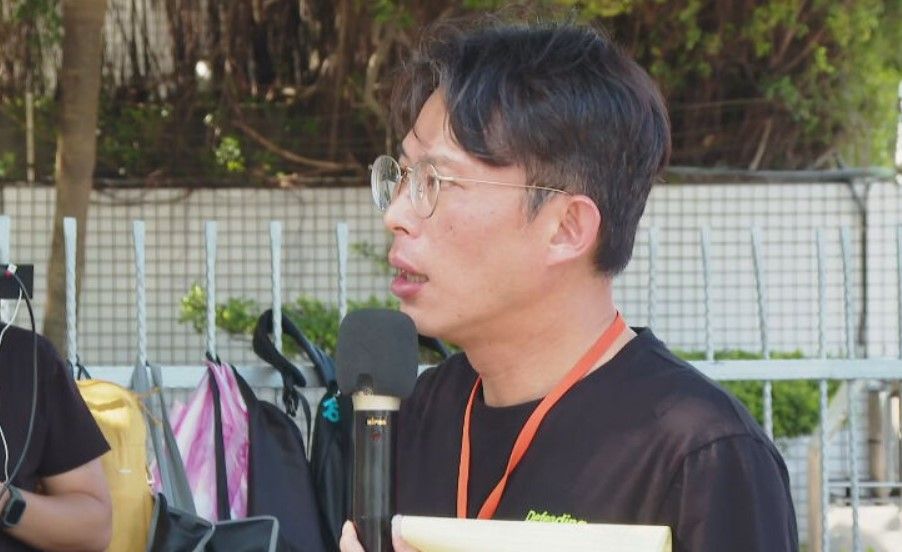 黃國昌也抵達北檢外。（鏡新聞）