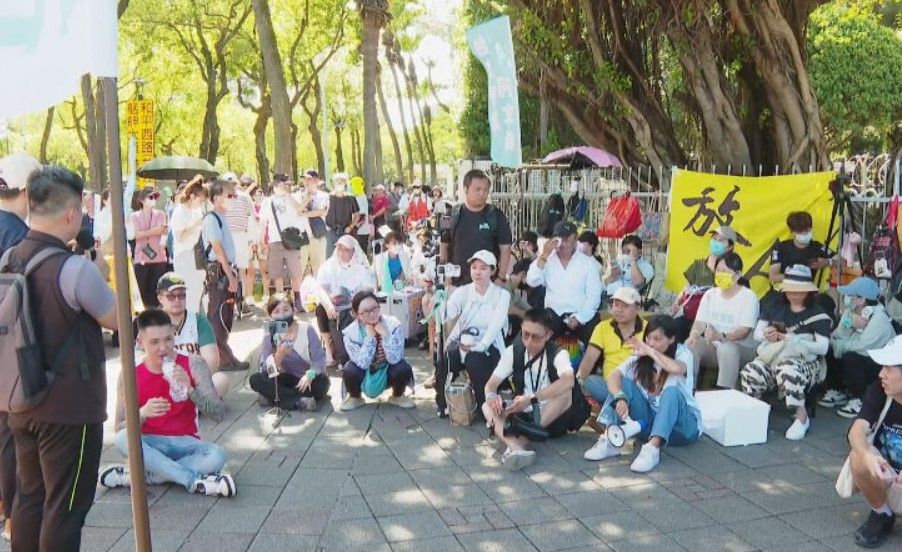 許多小草如期現身北檢抗議。（鏡新聞）