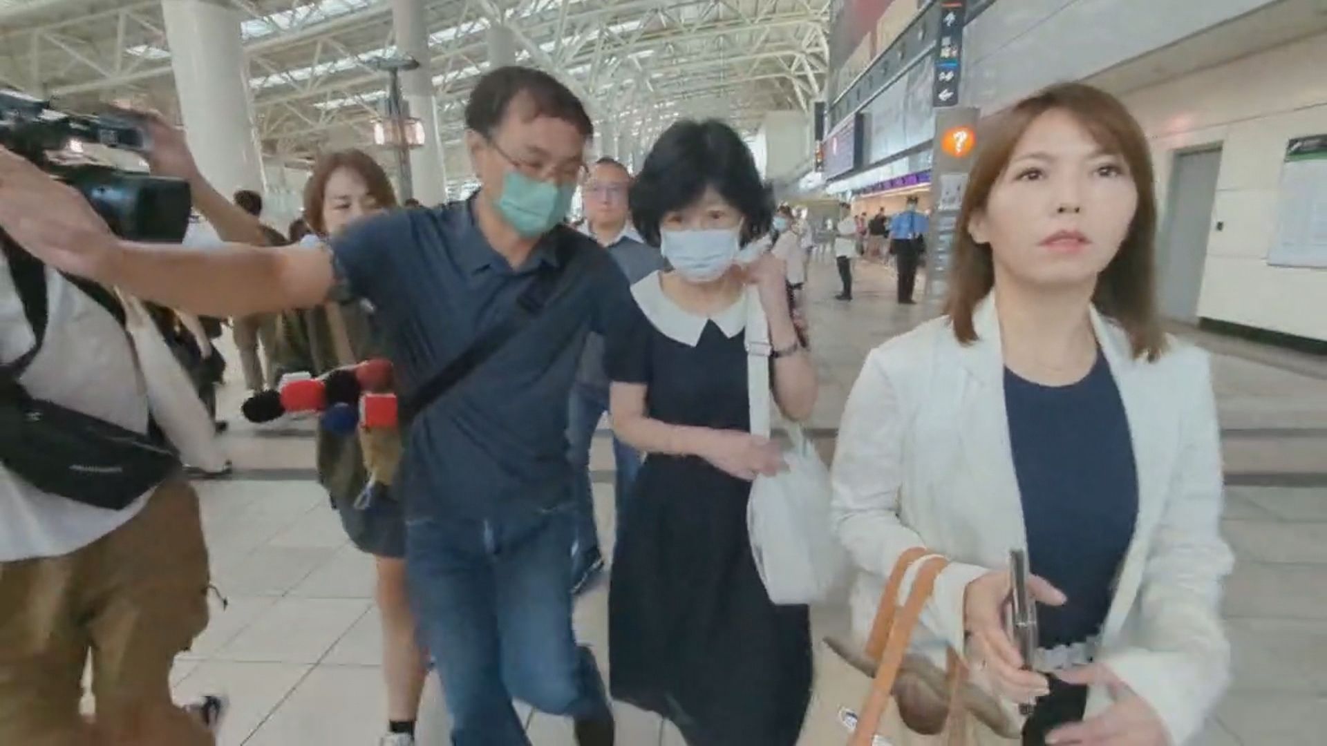 陳佩琪今晨搭高鐵南下高雄　昨驚語「該跳樓的是我」嚇壞小草