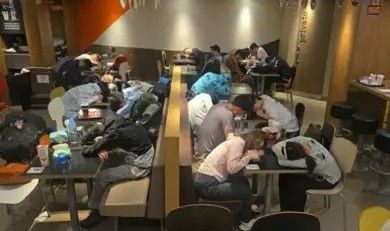 香港民眾抱怨旅客夜宿速食店，甚至幾乎占滿整家店。（翻攝自小紅書）