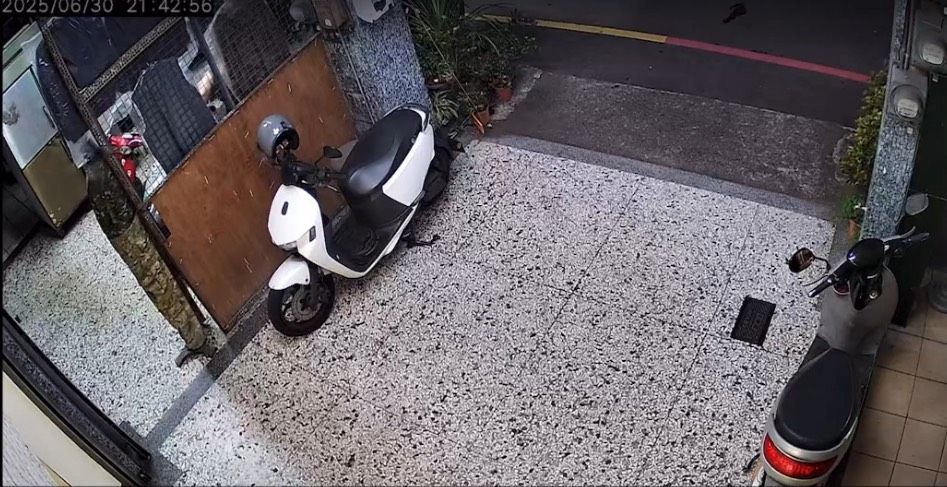 台中豐原5口命案，王家經營的軍警用品週一最後打烊畫面也曝光。（翻攝畫面）