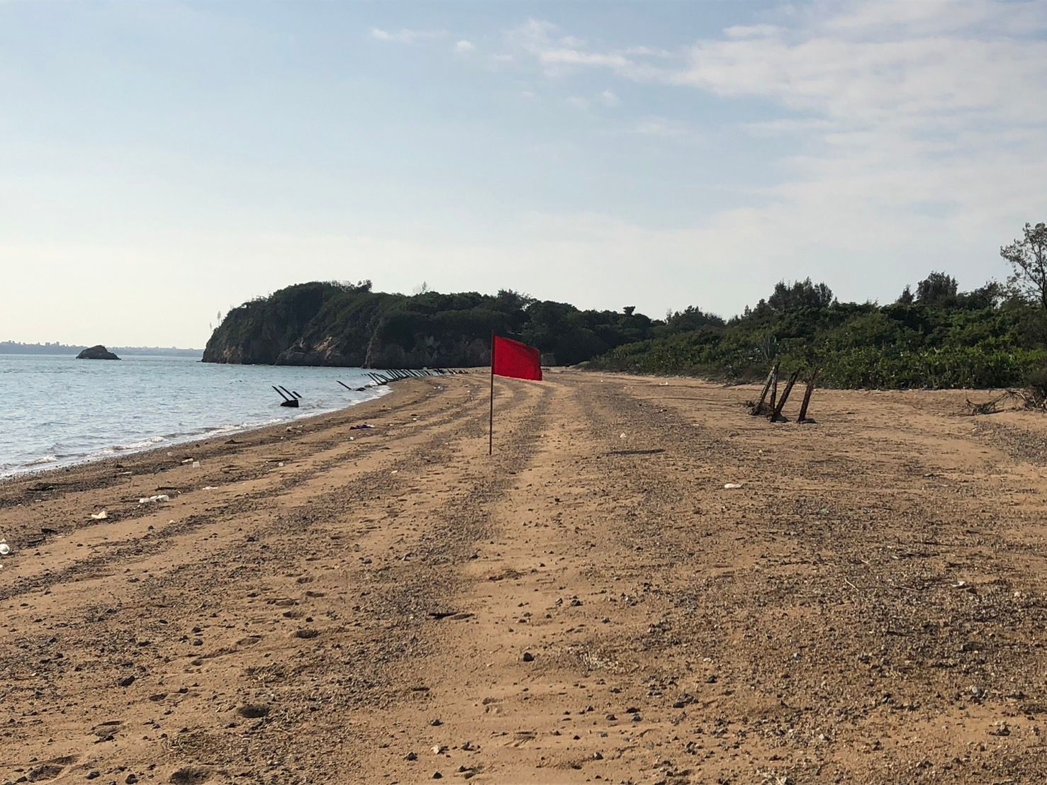 網傳金門海灘疑被插五星旗　海巡澄清：演練用紅旗