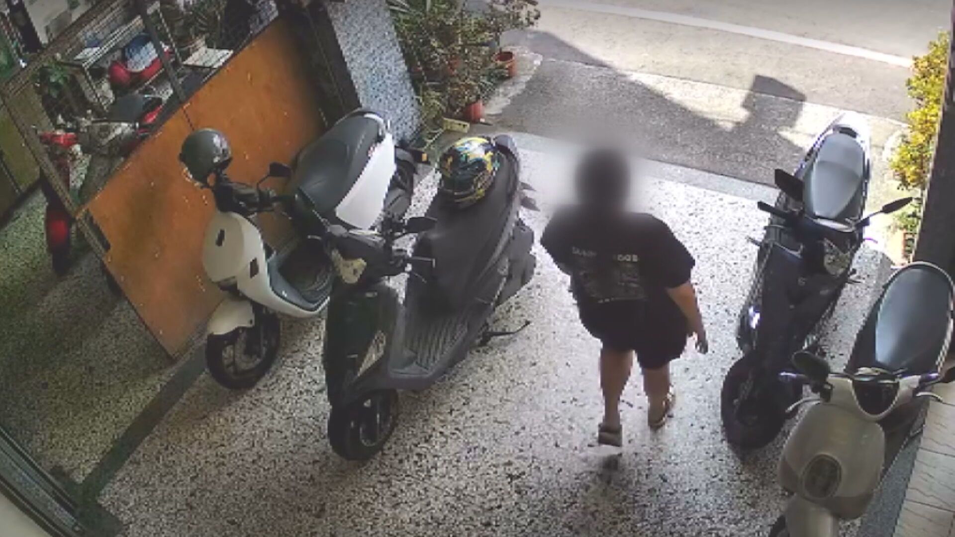 李女事發前曾上王家討債畫面也隨之曝光。（鏡新聞翻攝畫面）