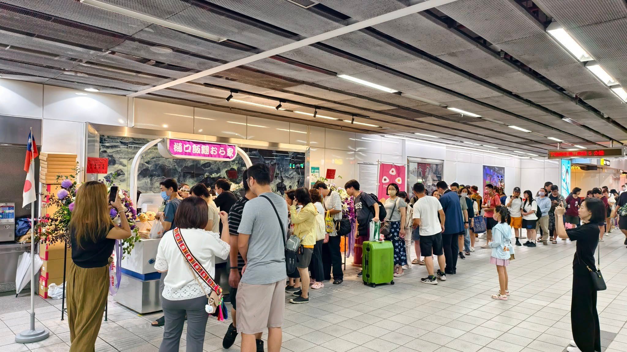 樋口飯糰遷址高捷開幕　不畏中颱丹娜絲！現場排隊人龍力挺