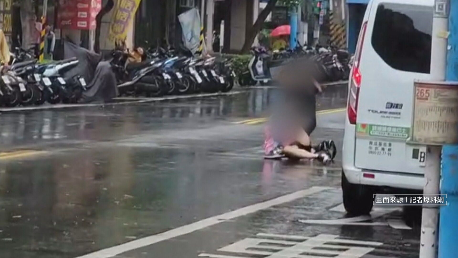 凶嫌在土城街頭當街行刺。（翻攝記者爆料網）