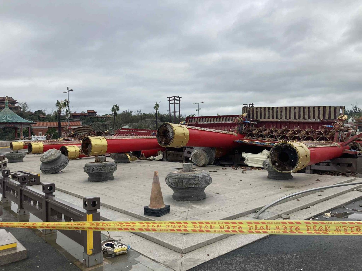 南鯤鯓「千年檜木牌樓倒塌」今停電　廟方曝災後應對措施