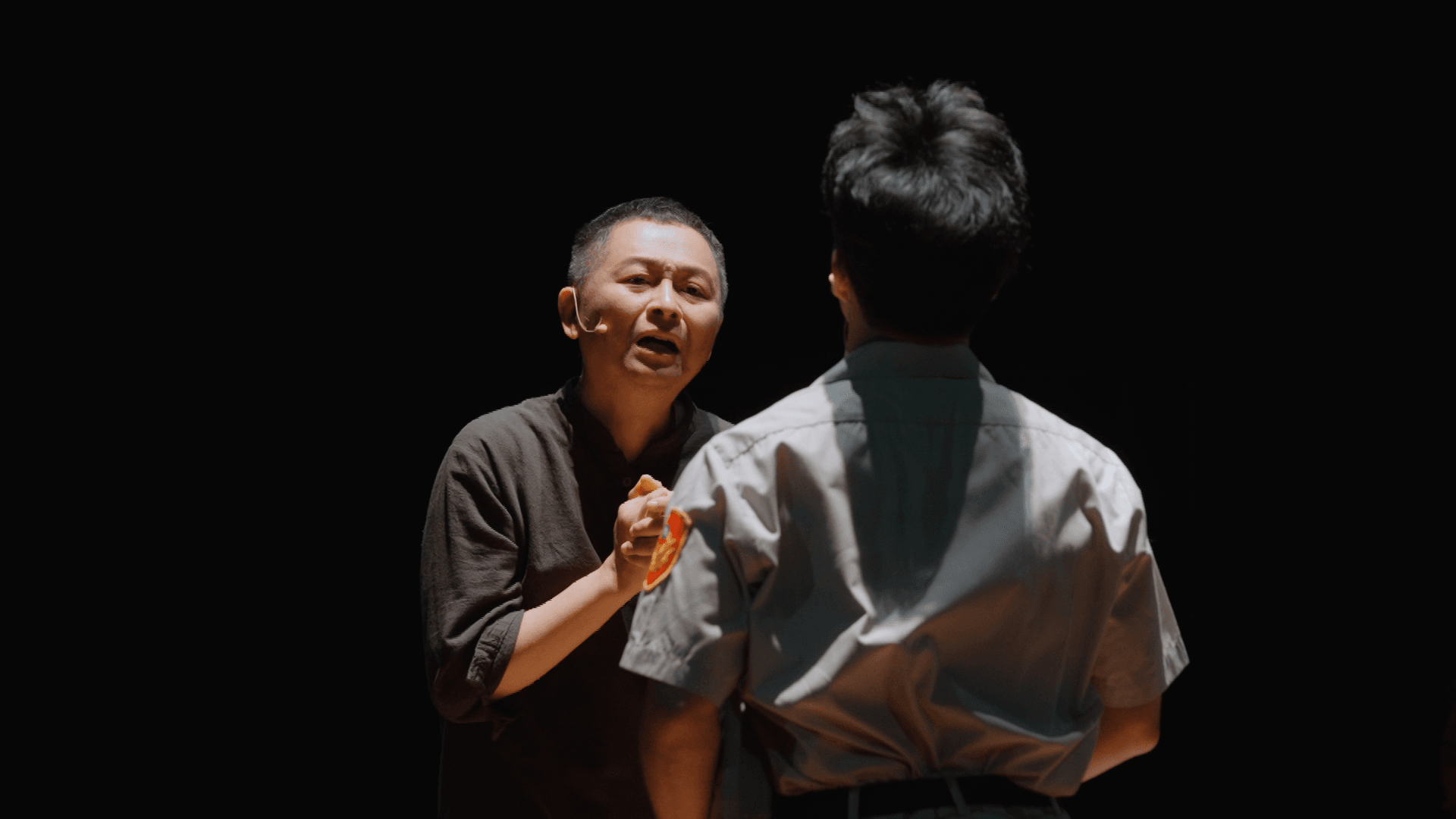 《文藝賦格》拍攝同黨劇團《父親母親》畫面，由團長邱安忱編劇、並擔綱演出。