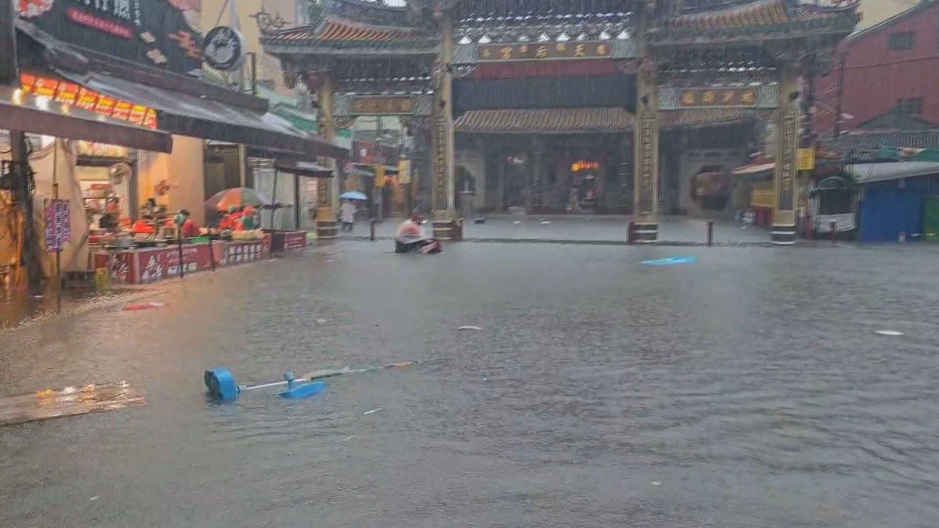 鹿港老街淹大水。（鏡新聞）
