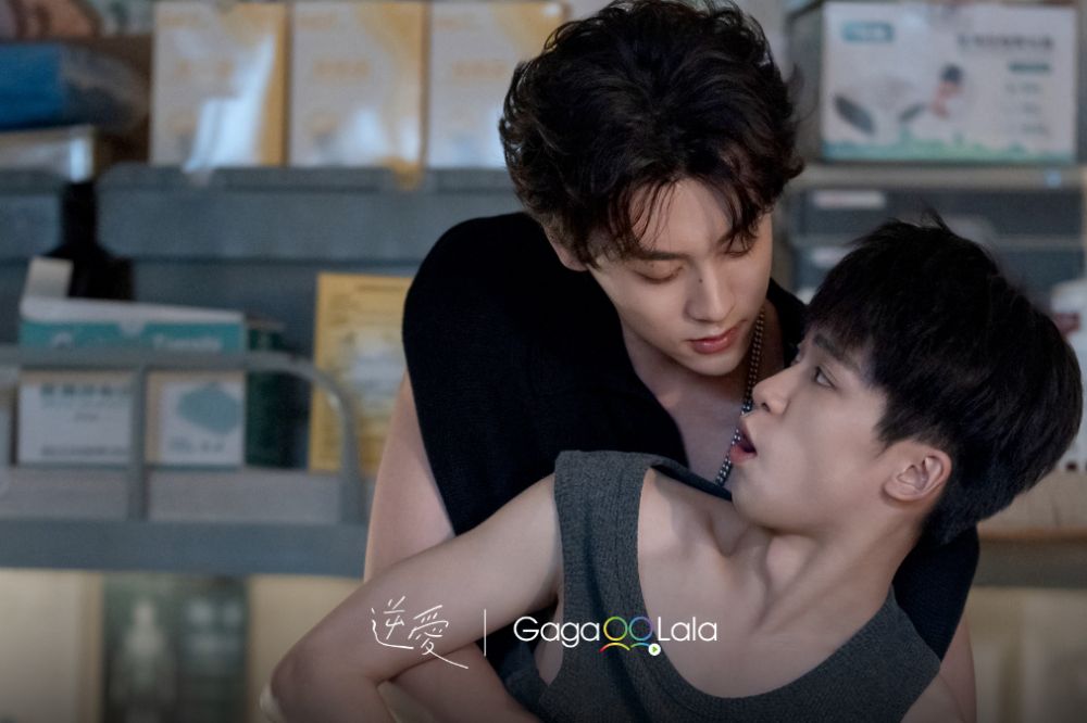 田栩寧（後）在《逆愛》與梓渝互動親密。（GagaOOLala提供）