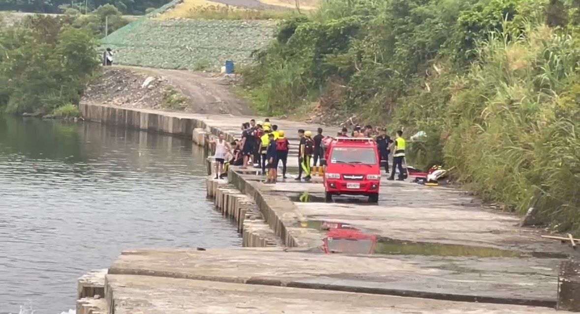 新店廣興橋戲水失蹤！5旬男送醫宣告不治　警消救援翻船3命危