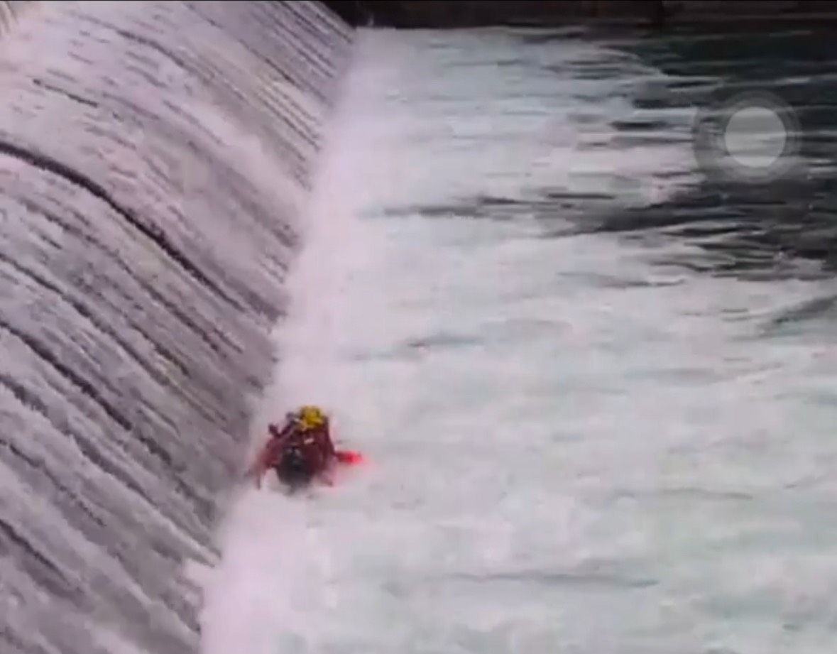 消防搭橡皮艇搜救翻船瞬間。（翻攝畫面）