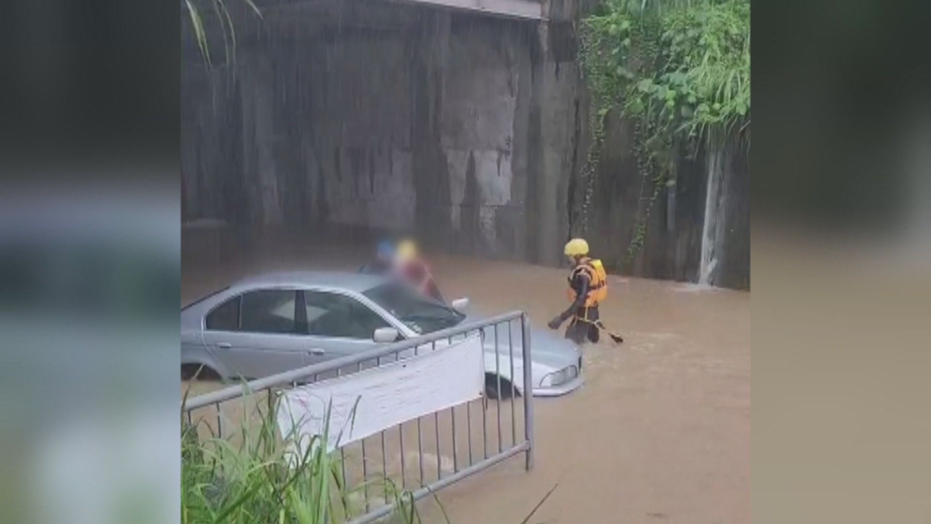 雨彈還沒完！狂炸3分之2個台灣下到明天3／南投大雨！　駕駛誤闖積水路段「受困車內」急報警