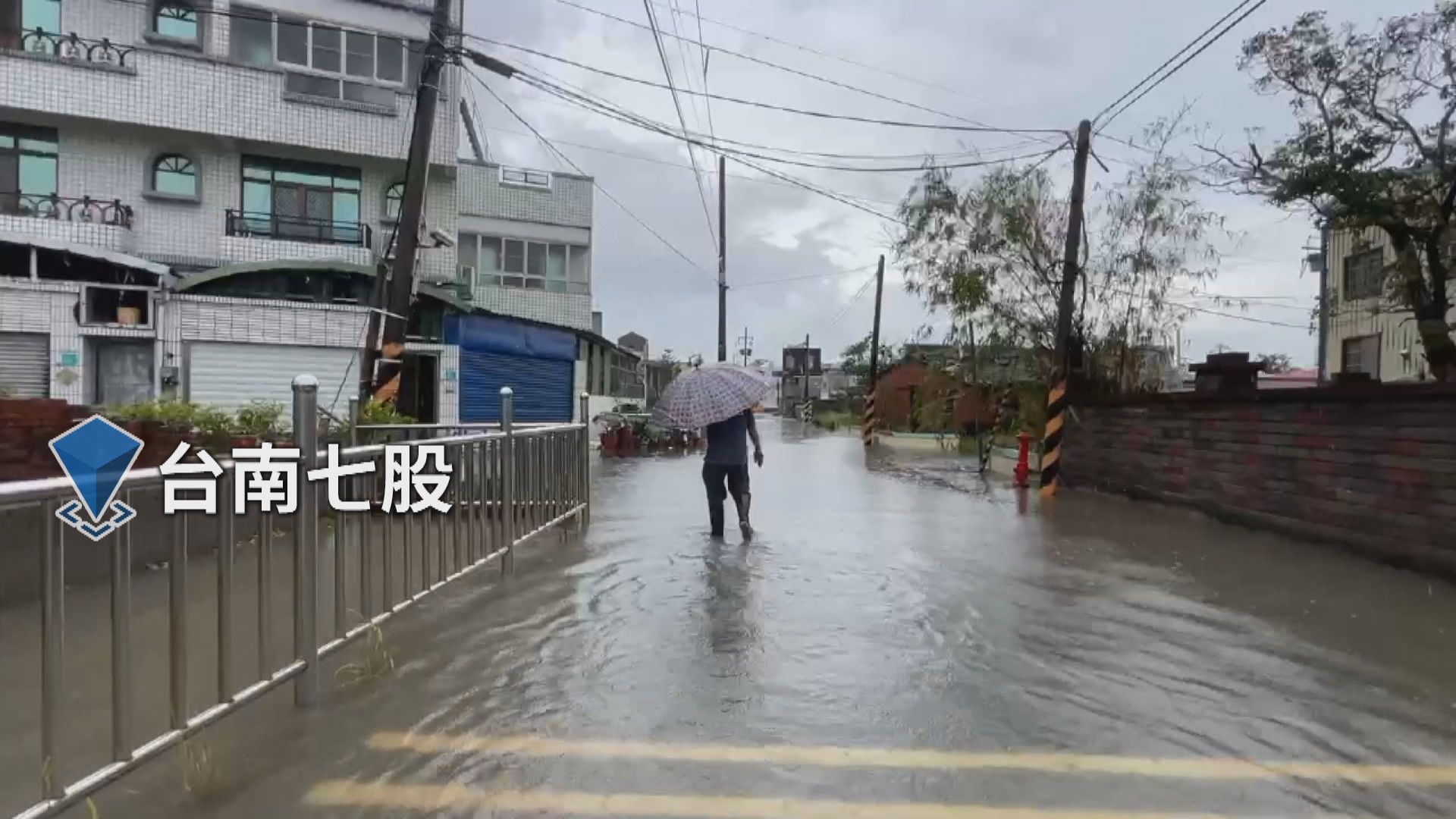 超大豪雨灌爆！東、南部紫爆2／颱風重創台南！　北門未復電長輩點蠟燭