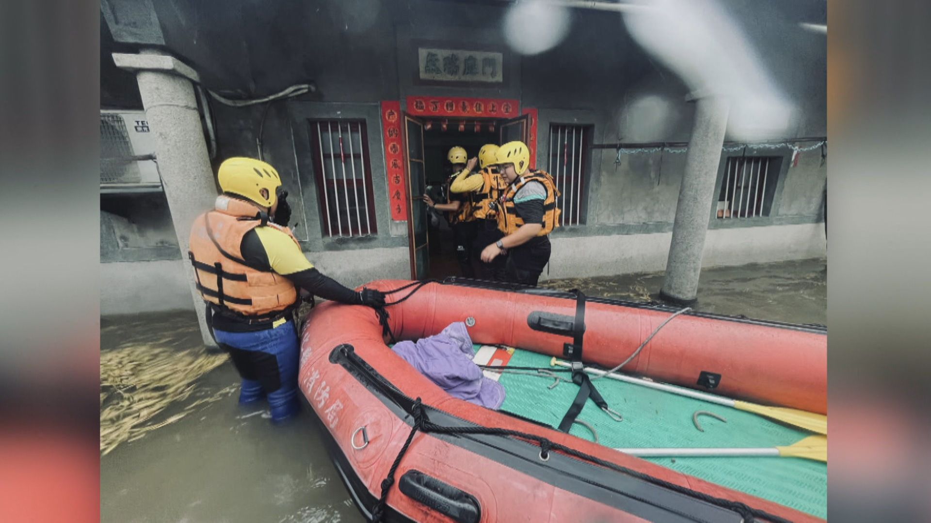 超大豪雨灌爆！東、南部紫爆3／彰化暴雨水淹鹿港　3獨居老人受困消防艇救援