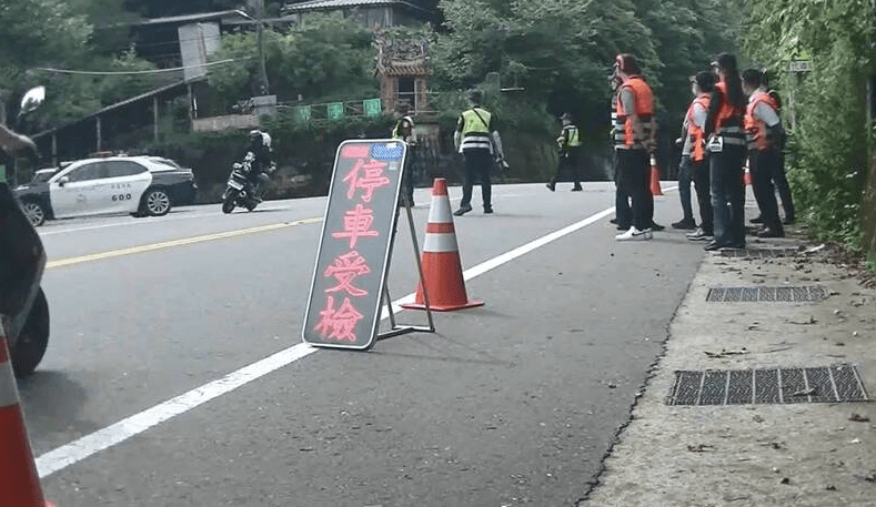 20歲男重機載女友跑北宜　掛假牌閃臨檢！連吞10單挨罰19萬