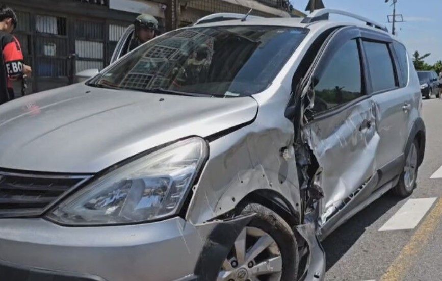 轎車遭戰車撞擊，左側車頭與駕駛側車門毀損，連後視鏡也斷了。（鏡新聞）
