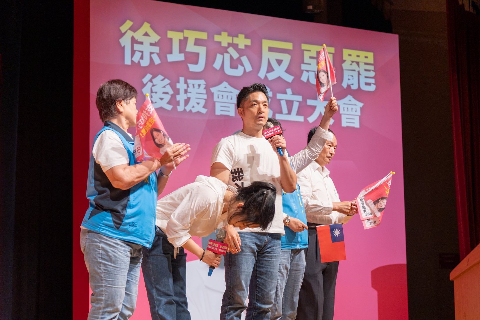 徐巧芯（左二）成立反罷免後援會，邀請到蔣萬安站台。（翻攝自徐巧芯臉書）