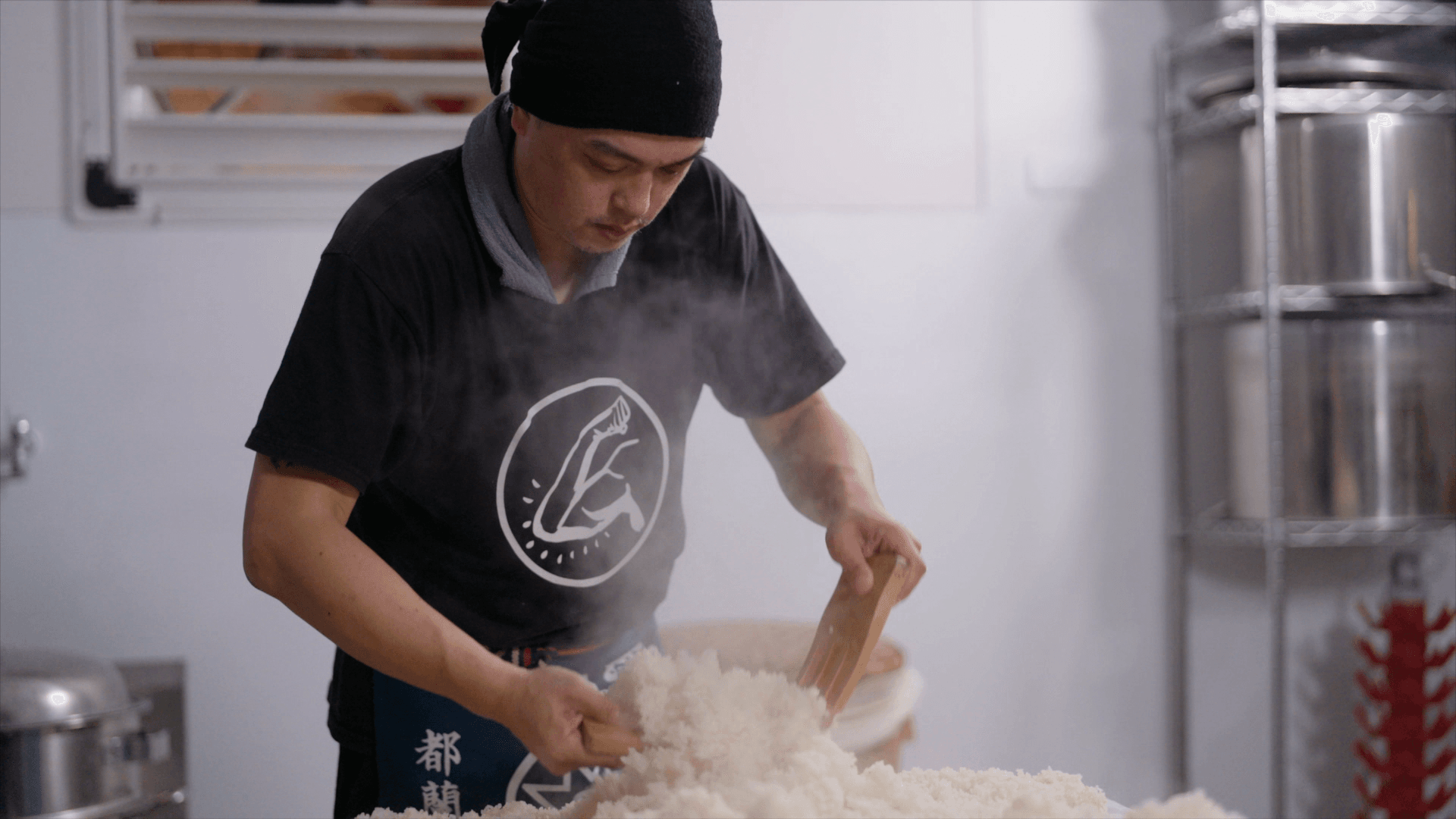 都蘭因為天氣炎熱，種不出小米，長年以來都是以糯米製酒，許震銓重現傳統的部落釀造酒。