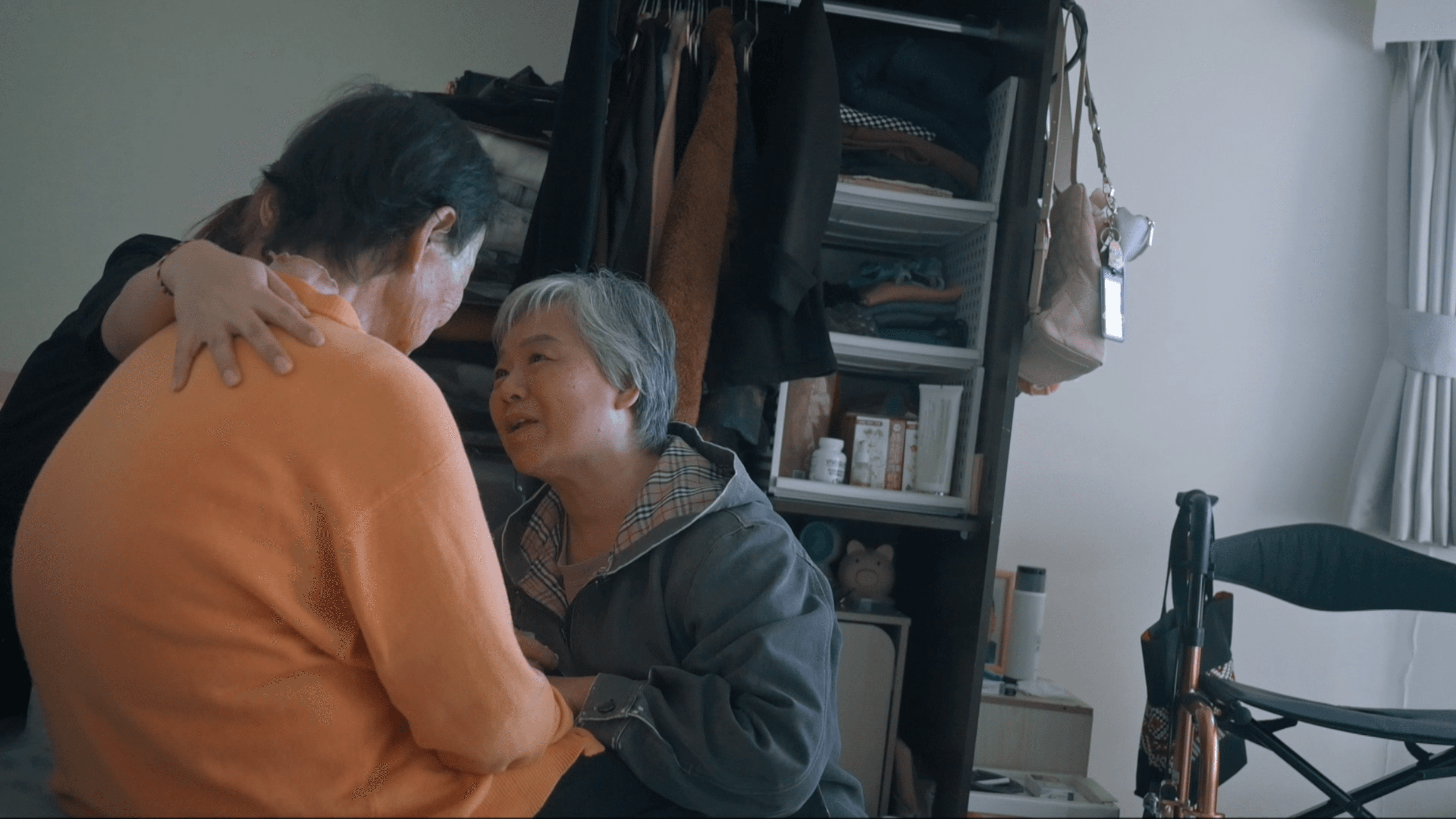 在日常相處的過程中，女兒芸瑄和秀金阿嬤發生嚴重爭吵，梅真做為中間人試圖進行安撫與調節。/另一種注目《陪絆EP1.一堂家的課程》畫面