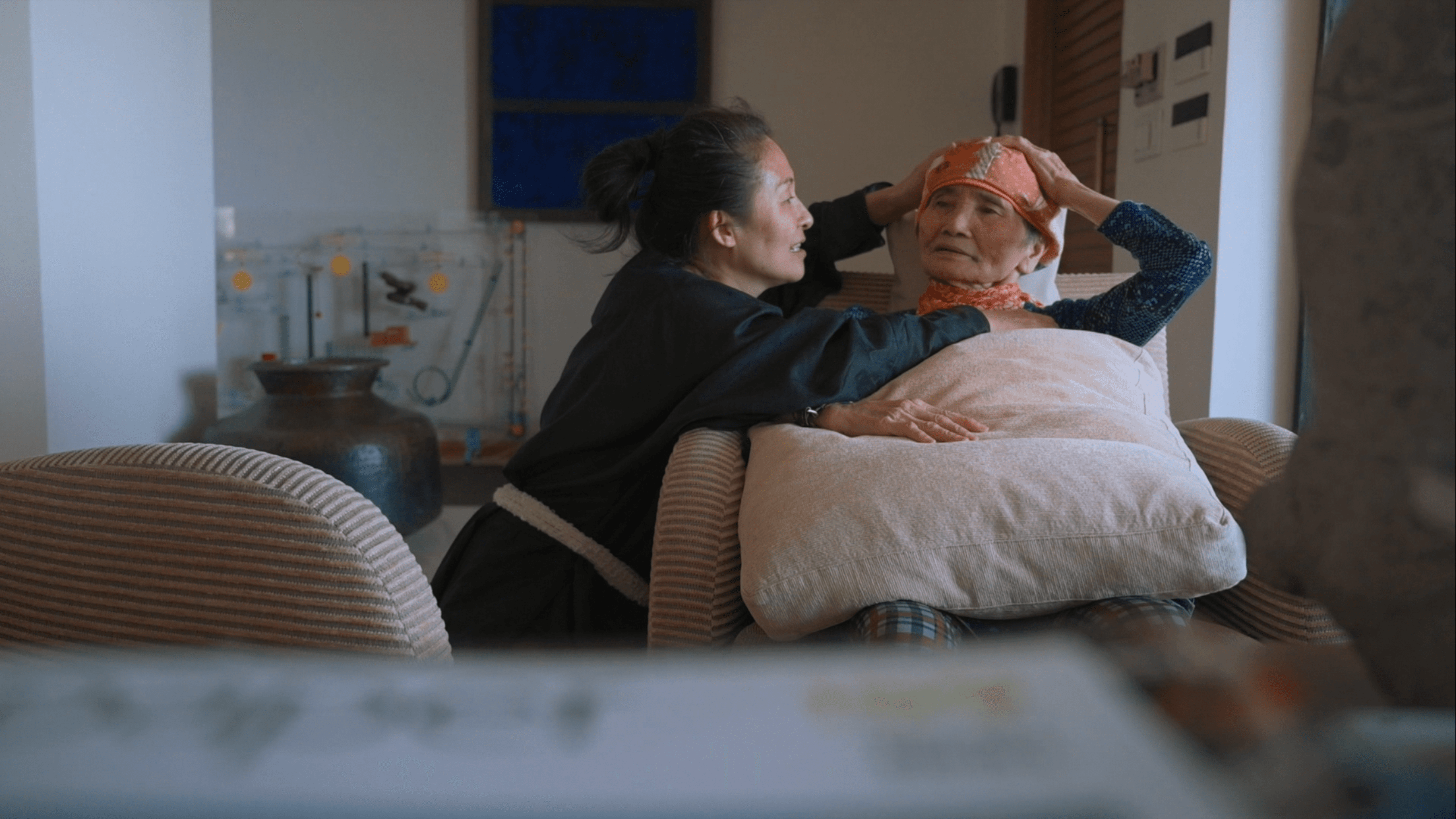 欣霏一對一且24小時的將失智母親金子帶在身邊照顧。 /另一種注目《陪絆EP2.一堂人生課程》畫面
