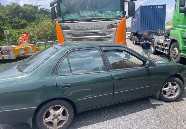75歲翁國道1號疑不當變換車道　撞上聯結車驚險橫停