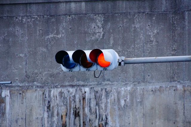 台人沖繩自駕闖紅燈撞傷騎士　遭拘留18日+判罰30萬日圓