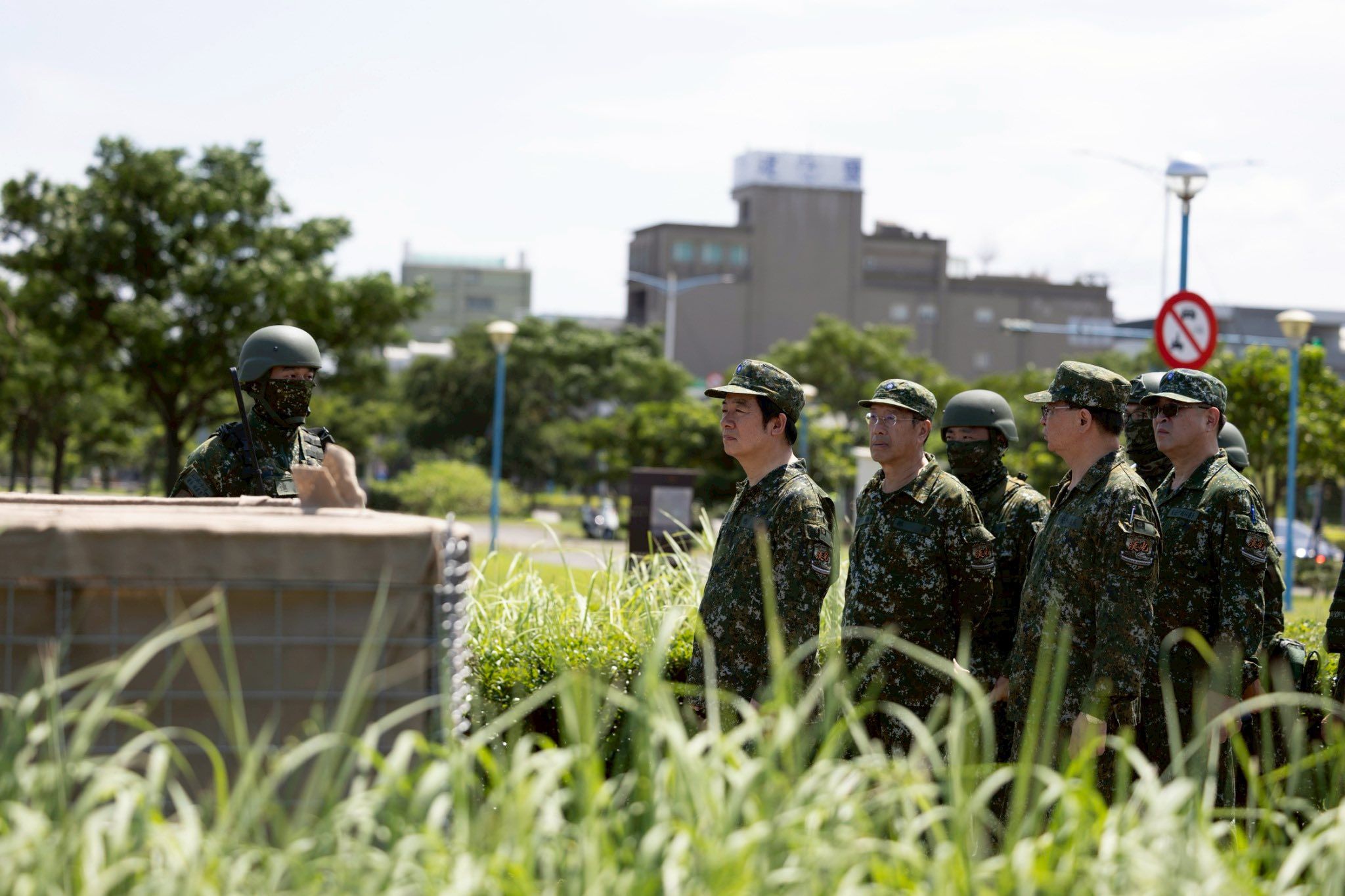 文職幕僚穿軍服惹議　總統府：配合演訓無違法違規
