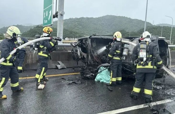 國道27歲女駕駛自撞燒成焦屍　目擊者淚崩「卡住拉不出」：已盡力救