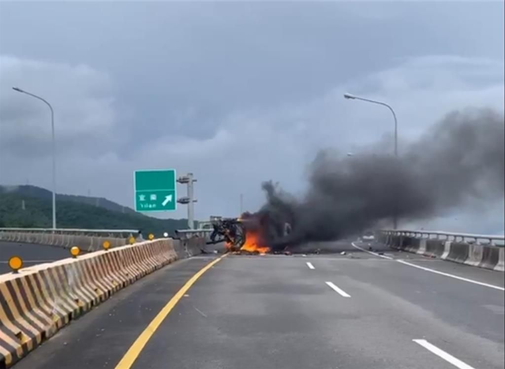 消防隊趕到前，火勢已全面燃燒。（警方提供）