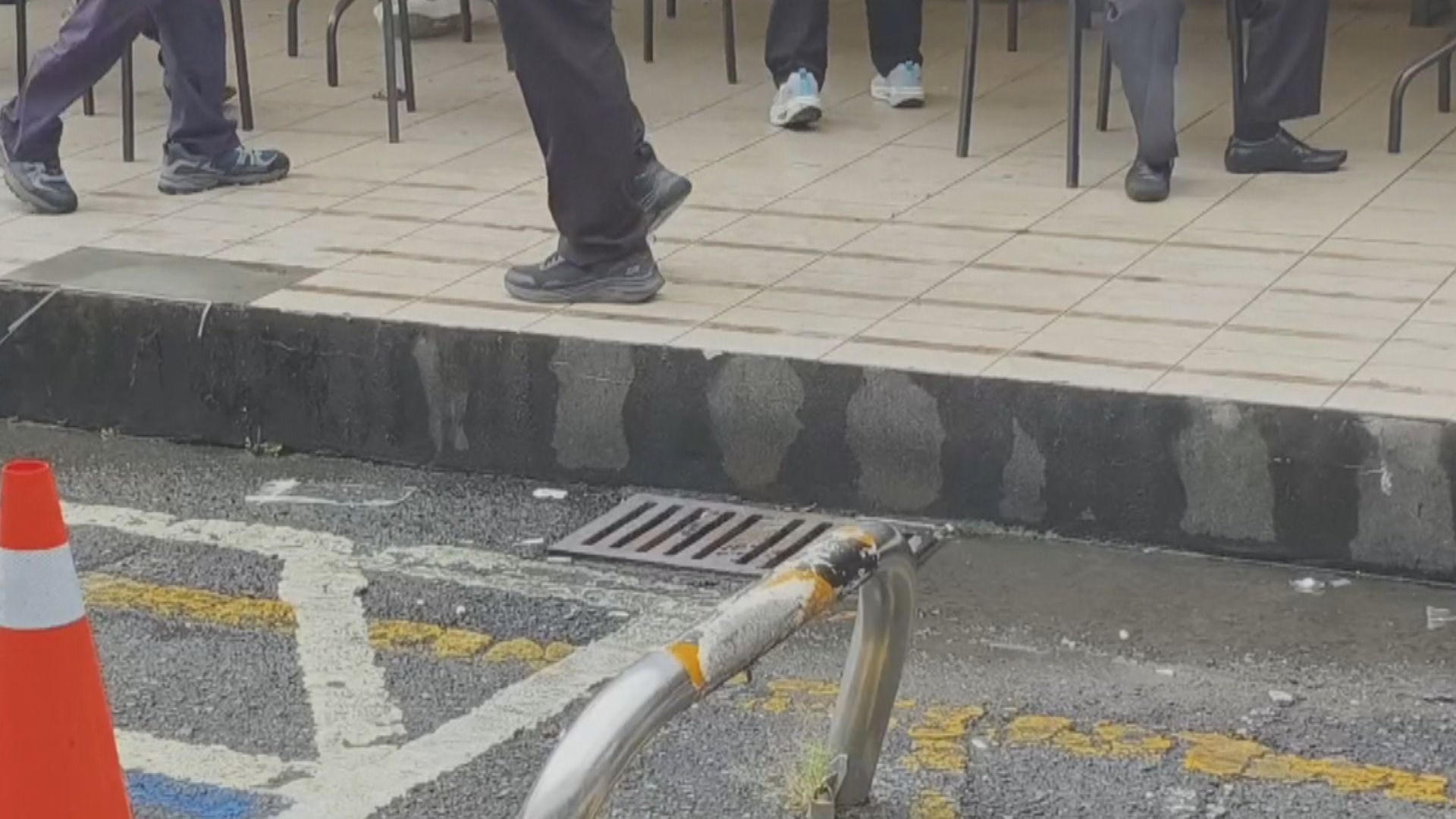 高雄殯儀館地上赫見14枚彈殼　警勘驗拍戲用空彈殼