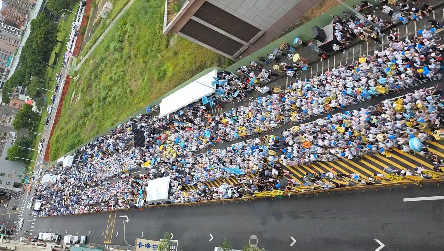 四叉貓空拍民眾黨「720民主起義 反罷要贏 台灣要贏」集會。（翻攝自四叉貓YT）